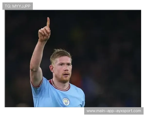 德布劳内中场带球穿越三人包夹,曼城推进顺畅无阻——一堂关于控球与协作的现代训练课