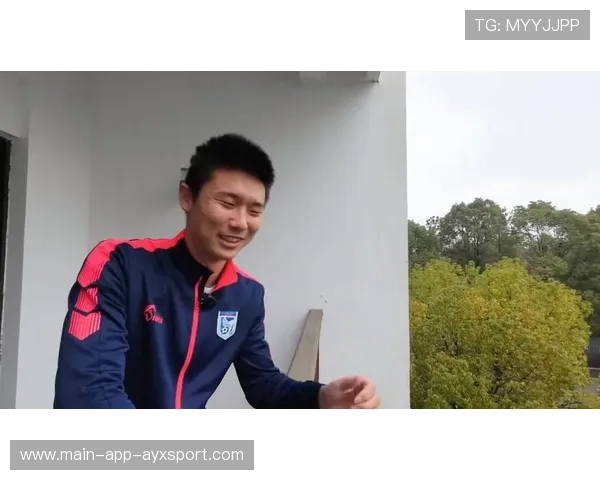 大连英博一次中场长传带来临门一脚机会